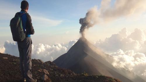 Buscan a turista alemán perdido en el volcán de Fuego 