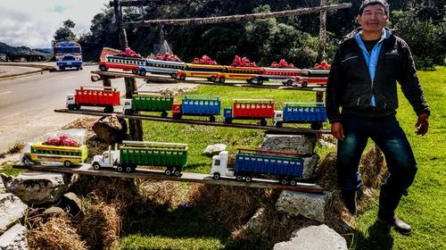 Artesano guatemalteco construye camionetas y camiones a escala 