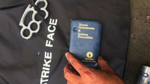 Biblia de bolsillo salva la vida de policía en un enfrentamiento 