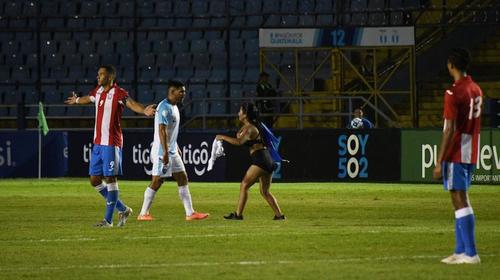 Esme La Chispuda interrumpe juego de la Selección Nacional