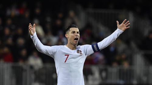 Cristiano "le roba" el gol a un compañero en triunfo de Portugal