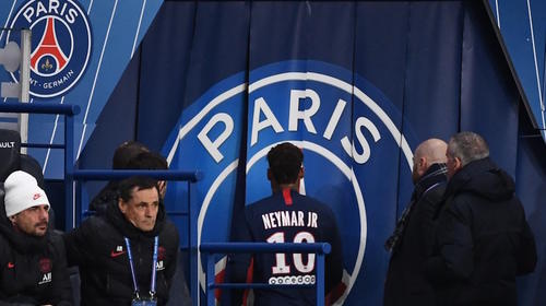 Neymar salió de cambio, lo silbaron y se fue directo al vestuario
