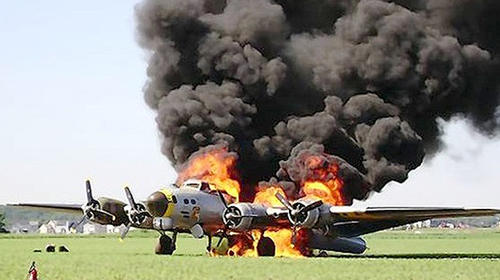 Avión de Segunda Guerra Mundial se estrella en aeropuerto 