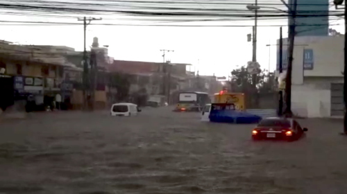 Vehículos quedan atrapados en inundaciones en El Naranjo
