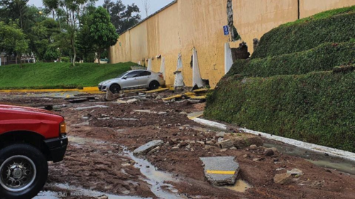 Colapsa condominio en Mixco por fuertes lluvias 