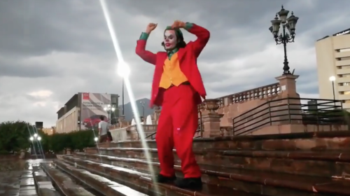 Fan del Joker enloquece y baila como él en una plaza pública