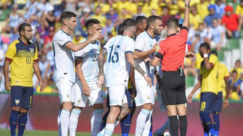 ¡Insólito! Jugadores de Argentina se pelean por patear un penal