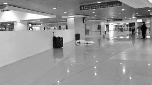 La historia del turista que murió en el Aeropuerto La Aurora