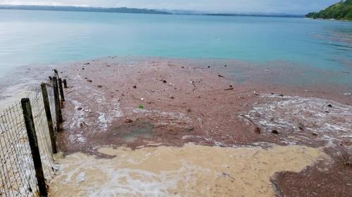 Lluvias arrastran basura y contaminan lago Petén Itzá