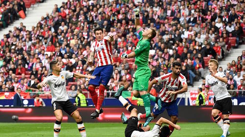 Atlético falla ante el Valencia y se aleja del Barça y del Madrid
