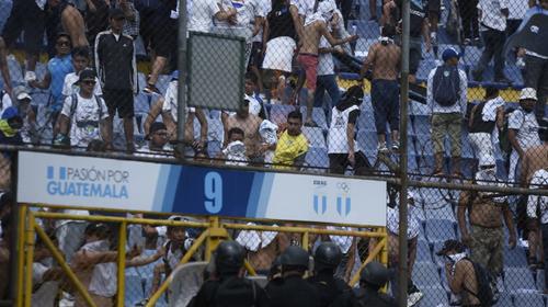 Afición Crema destruye y lanza butacas del Estadio Nacional
