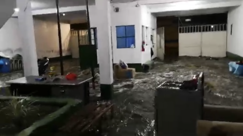 Río se desborda en Villa Hermosa e inunda estación de bomberos