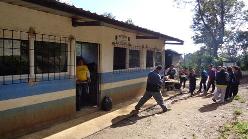 La escuela construida con donaciones y apoyo de los pobladores