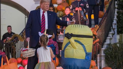 Trump protagoniza incómodo momento en celebración de Halloween