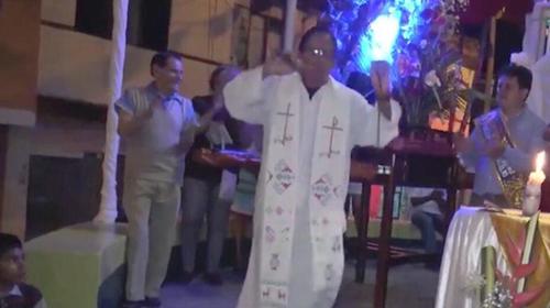 Sacerdote baila cumbia en plena celebración religiosa 