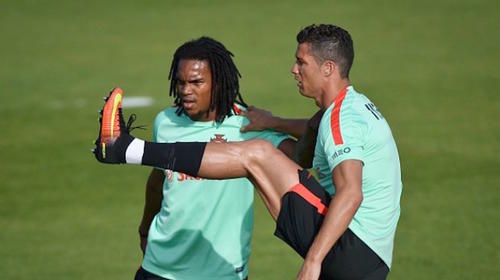 El extraño gesto de Cristiano Ronaldo a compañero en el entreno