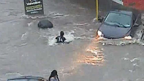 Una alcantarilla inundada se "traga" a una joven en segundos