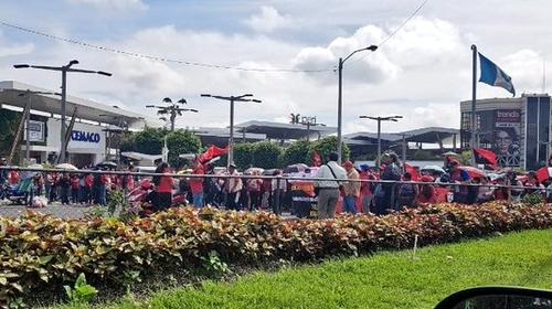 Salubristas bloquean calzada Roosevelt y el anillo Periférico