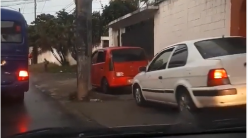 Automovilistas "abren carril" sobre una banqueta en San Cristóbal