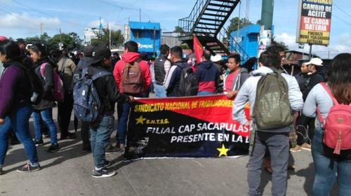 Salubristas bloquean carreteras y paralizan rutas en el país