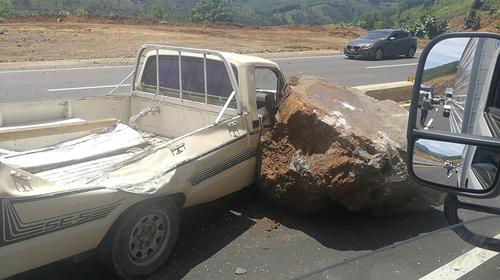 Enorme roca cae sobre un vehículo en Libramiento de Chimaltenango
