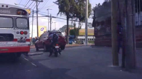 Conductores “inauguran” carril sobre una acera en la San Juan 