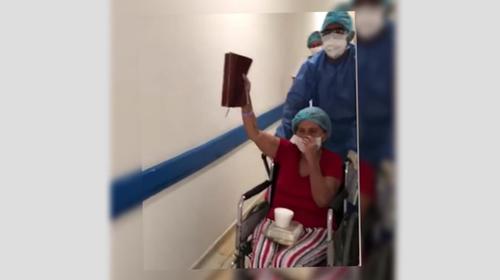 Entre aplausos sale de hospital paciente recuperada de Covid-19 