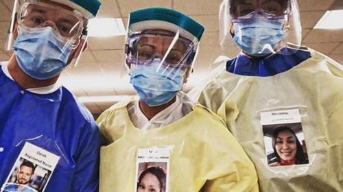 Médicos colocan fotos de su rostro en el pecho para que los vean