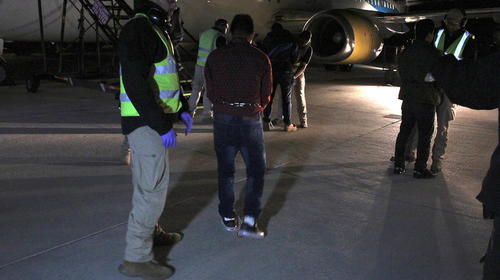 El 75% de pasajeros en un vuelo de deportados tiene Covid-19
