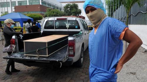 Las muertes se han triplicado en Guayaquil por crisis de COVID-19
