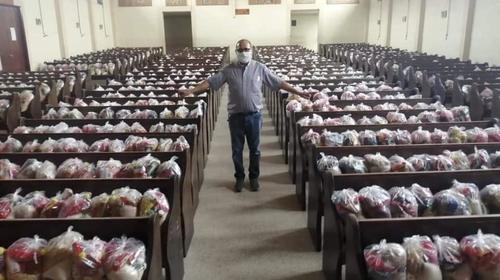 Sacerdote consigue más de mil bolsas de comida