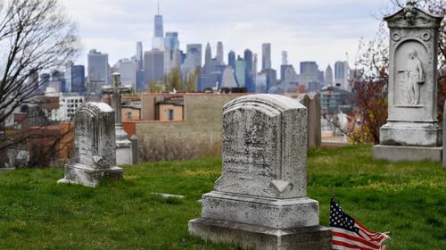El coronavirus pone a prueba a los cementerios de Nueva York