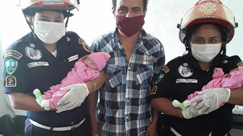 Gemelas nacen dentro de ambulancia en Petén