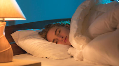 Dormir con luz o la Tv encendida puede hacerte engordar