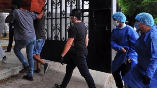 Muertos hasta en los baños: el drama en hospitales de  Guayaquil