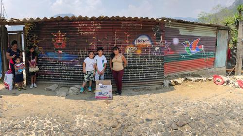 Los Patojos llevan ayuda a familias necesitadas en Jocotenango