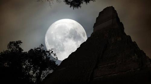 Las impresionantes fotos de la Luna Llena desde Tikal 