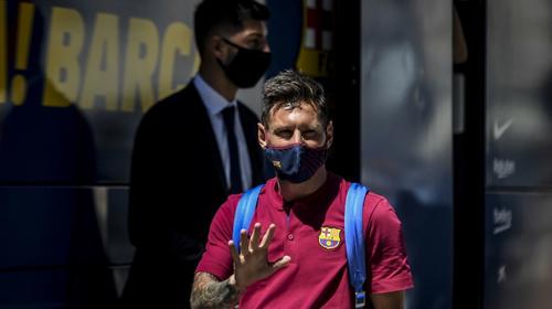 Video: Messi llega a Lisboa con molestias en su pierna izquierda