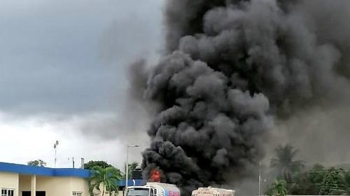 Incendio de grandes proporciones en gasolinera de Izabal