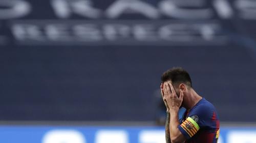 Se viraliza la foto de Messi devastado en el vestidor del Barça