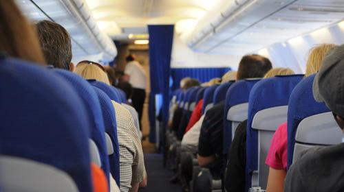 Estudio minimiza los riesgos de transmisión de Covid en un avión