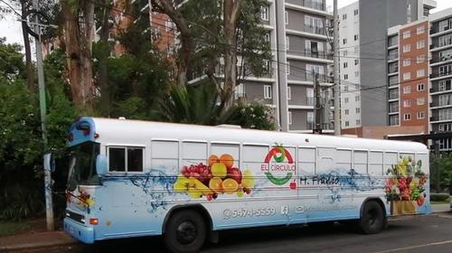 Bus escolar se transforma en un mercado móvil en Guatemala
