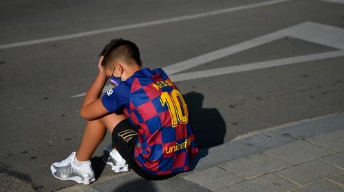 Las desoladoras fotos de un niño que esperó a Messi en Barcelona
