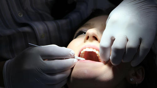¿El Covid-19 genera pérdida de dientes y sangrado de encías?