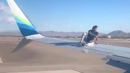 Hombre se sube al ala de un avión previo a despegar (video)