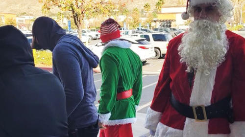 Policías disfrazados de Santa Claus y un elfo realizan arrestos