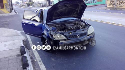 Abandonan carro chocado en la calzada Aguilar Batres