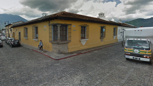 Cono de PMT amanece en el techo de casa en Antigua Guatemala