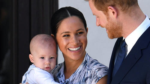 "Look" del hijo de Meghan y Harry impone nueva moda