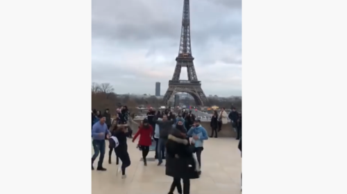 Mexicanos bailan “La Chona” frente a la Torre Eiffel